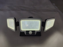 Cargar imagen en el visor de la galería, LAMPARA SOLAR EXTERIOR 840W TRIPLE DIRECCION CON CARGADOR
